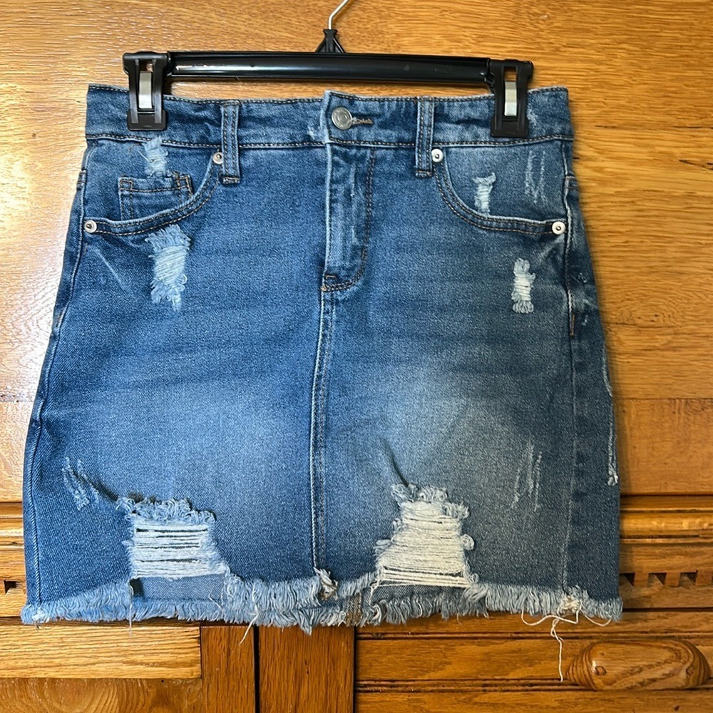 Wild Fable Street Style Y2J Distressed Denim Mini Skirt Medium Wash Raw Hem Sz 2